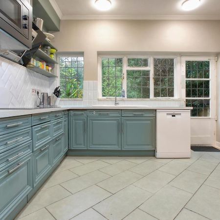 Coach House Villa Woking Ngoại thất bức ảnh