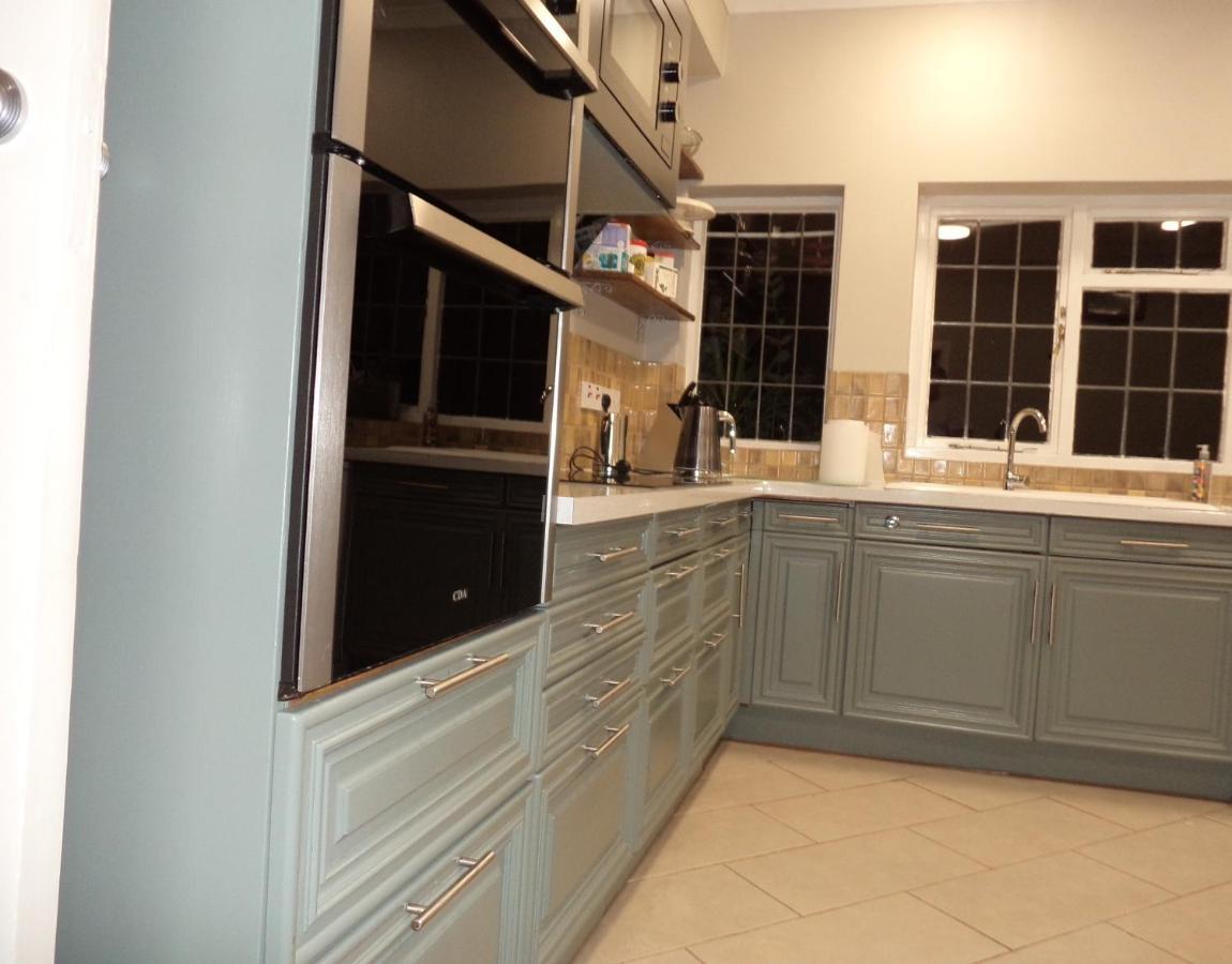 Coach House Villa Woking Ngoại thất bức ảnh