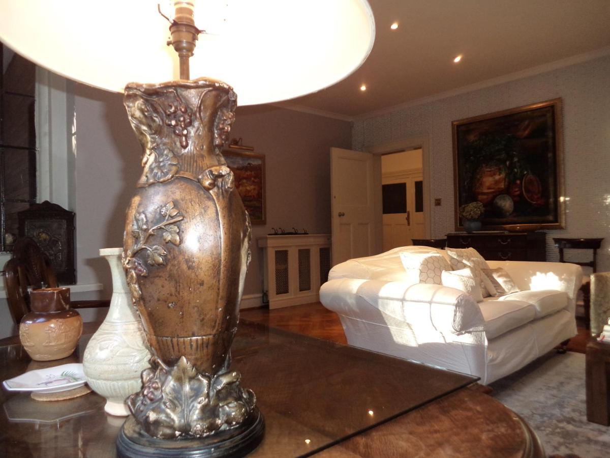 Coach House Villa Woking Ngoại thất bức ảnh