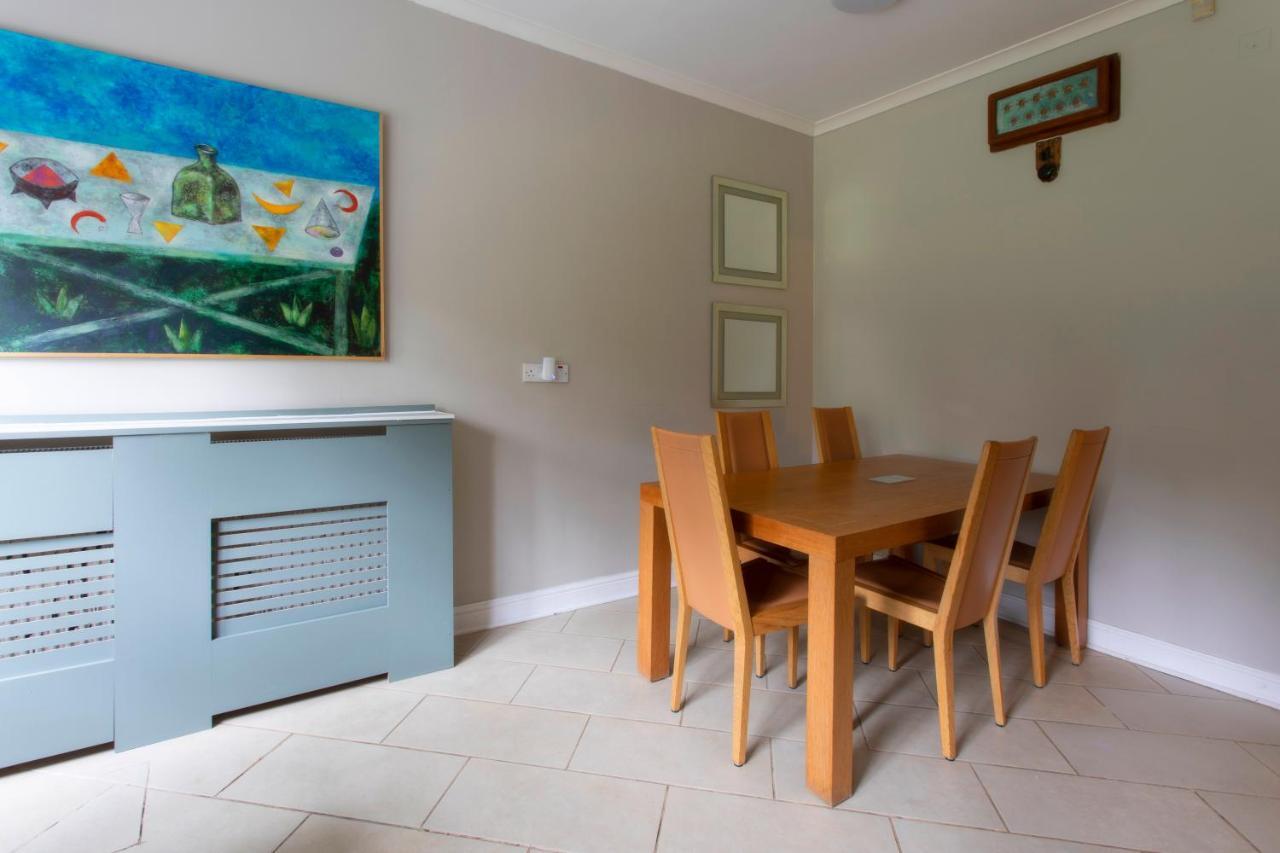 Coach House Villa Woking Ngoại thất bức ảnh